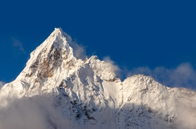 蓝色天空巍峨雪山山脉风光摄影图片